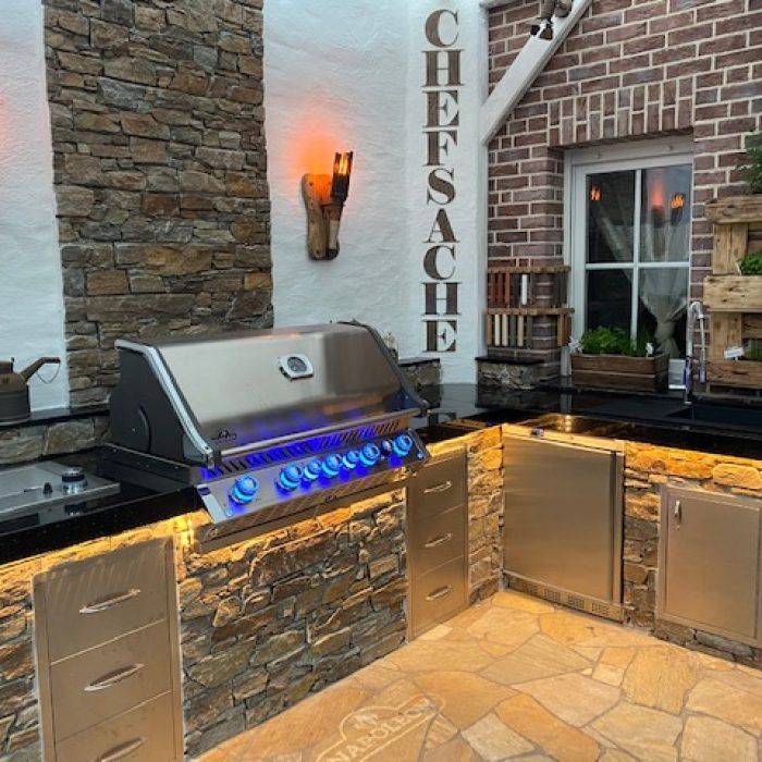 Gemauerte Outdoor-Grillküche mit Naturstein und Edelstahlfronten