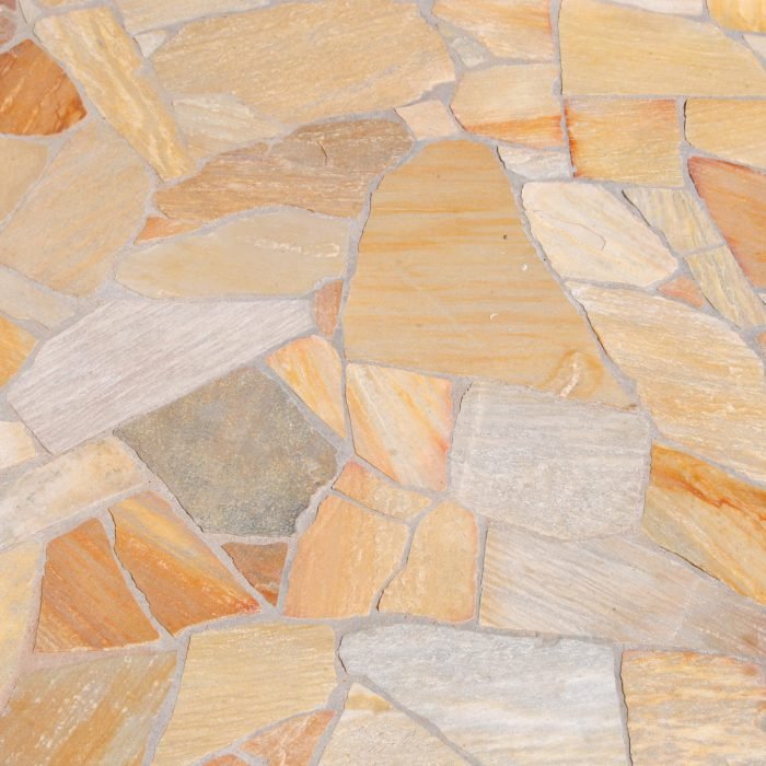 Fläche aus verlegten Polygonalplatten in warmen Sandtönen