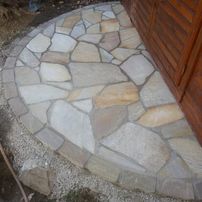 Runde Fläche aus hellen Polygonalplatten mit Pflasterkante