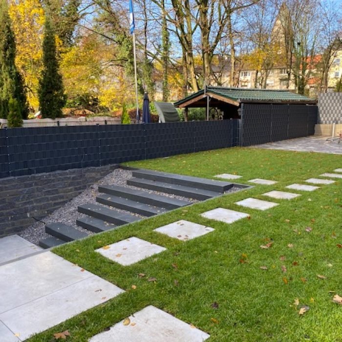Treppenanlage mit Trittplatten in einer neu angelegten Rasenfläche